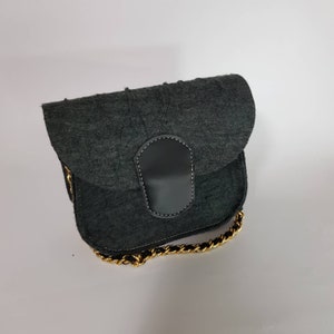 Sac à main en forme artisanal | Sac à main en maille grise et cuir noir, cousu main | longue anse en chaine dorée et galon noir