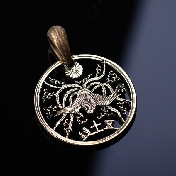 1946 Japon 50 Pendentif pièce de monnaie taille Sen Shōwa avec collier Phénix volant parmi les nuages, chrysanthème sur le dessus.