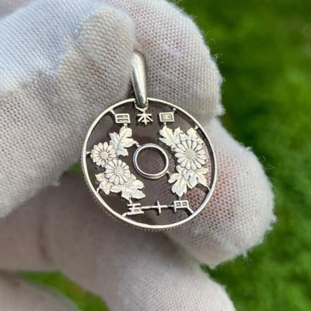 日本製50銭 - 菊の花をあしらった精巧なカットコインペンダント（ネックレス付き）東京・横浜製。ハンドカット。