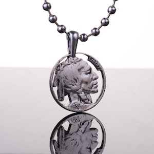 Moneta da 5 centesimi "Buffalo Nickel" con ciondolo a forma di testa di indiano, con collana, nativo americano