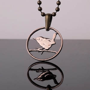 Colgante de moneda tallada de 1 farthing británico del Reino Unido con collar de pájaro reyezuelo Jenny inglés galés escocés