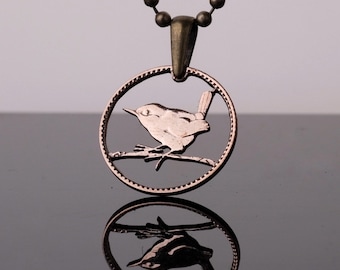 Ciondolo con moneta tagliata da 1 Farthing britannico del Regno Unito con collana scricciolo Jenny uccello inglese gallese scozzese