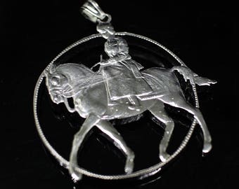 Corona del Giubileo d'argento della Regina Elisabetta II del 1977, Cavallo. Ciondolo con moneta tagliata in Gran Bretagna con collana. Taglio a mano.