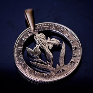 Ungarn 20 Forint Cut Münzanhänger mit Halskette. Irisblume ungarische Pflanze Rose Budapest. Handgeschnittenes neues Design