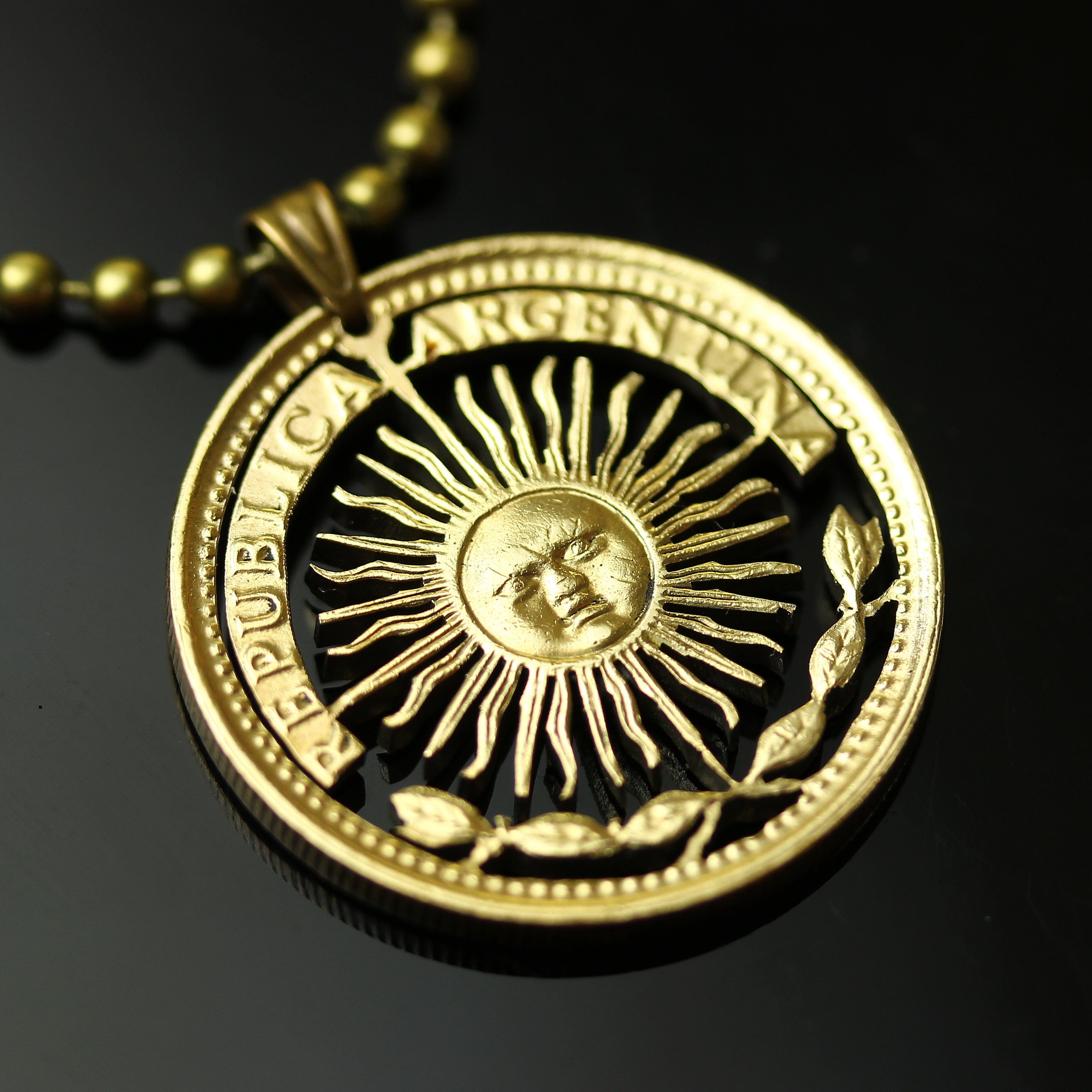 サン、アルゼンチン10ペソカットコインペンダントとネックレス。新デザイン。 - Etsy 日本