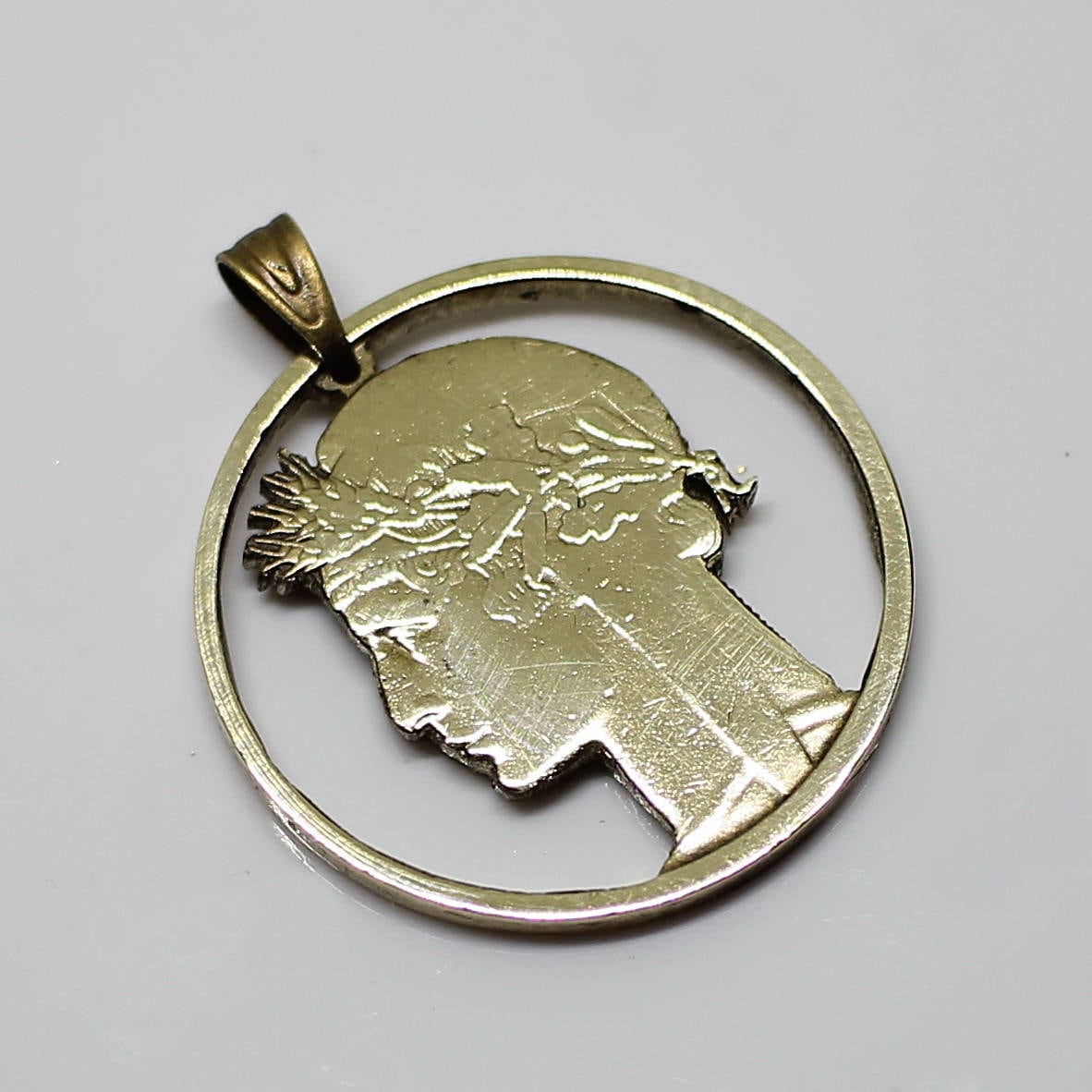 フランス製コインペンダントとネックレス。ハンドカット。