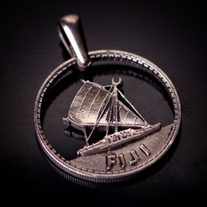 Colgante con moneda tallada de chelín de Fiji de 1958, con el velero Camakau Thamakau Drua Suva Nadi y collar. Hecho a mano.