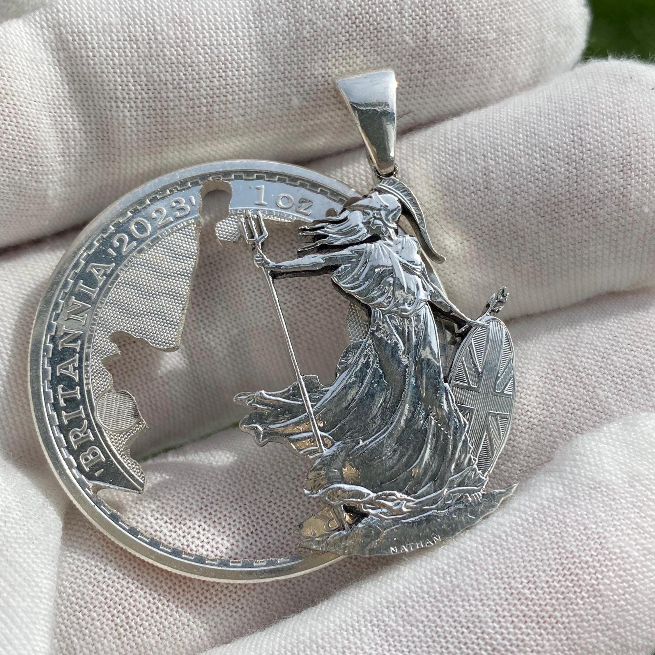 純銀2ポンド - ブリタニア女王エリザベス2世カットコインペンダント