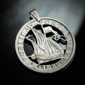 1980&#39;s Portugal 5 Escudos Cut Coin Pendant with necklace Portuguese ship caravela Lisbon