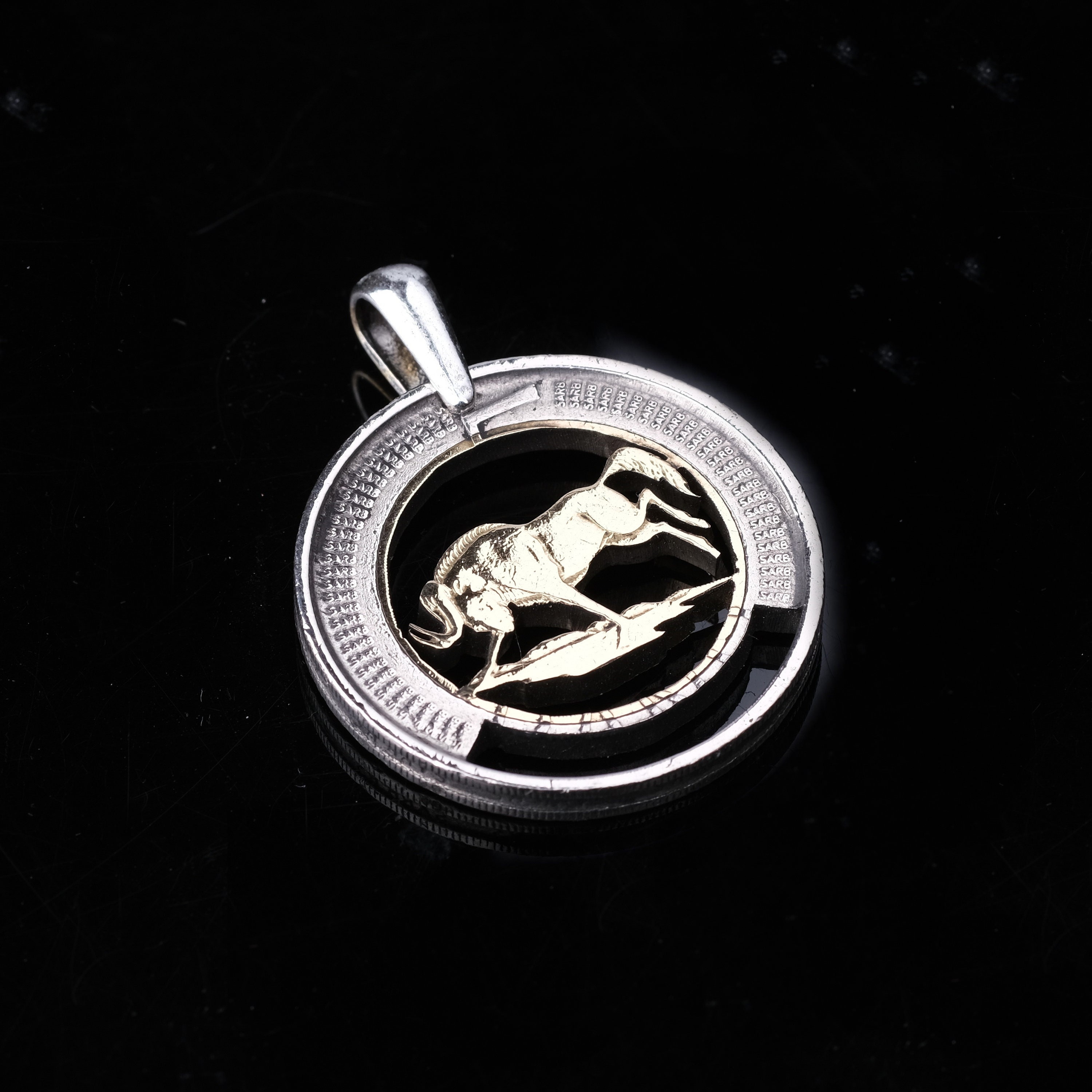 Collier South Park Pendentif Carré Argenté - Cordon Noir, Résine, Acier Inoxydable