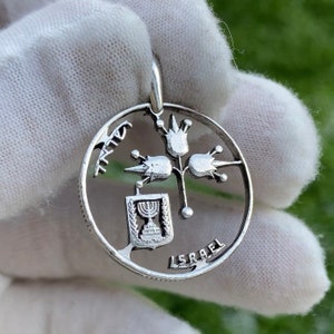 Israëlische menorabloem gesneden uit munthangerketting. Handgesneden. 1967, 28 mm