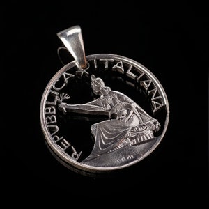 Silver 0.835 1961 Italian 500 Lire Cut Coin Pendant, Renaissance, REPVBBLICA*ITALIANA VEROI. Hand cut. 29.3 mm.