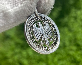 Colgante de moneda tallada con marca alemana y collar con águila alemana, Alemania, Berlín, Múnich, completamente detallado.