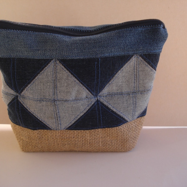 pochette a maquillage, trousse de toilette, zippée, en jean recyclée, bleu, patchwork, bleu, denim, doublée, zippée, fait main