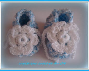 chaussons au crochet, naissance, chaussons bleu, blanc, en laine, bébé, cadeau naissance, chaussons fille modèle unique