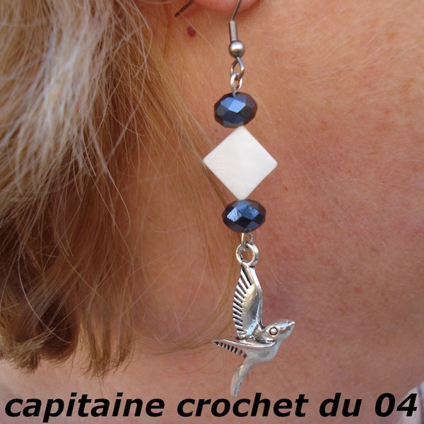 Boucle d'oreille, oiseau, nacre, et perles a facette en cristal, avec son oiseau ,bijoux de créateur, fait main