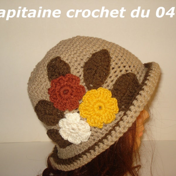 Chapeau cloche, femme, beige avec bord marron, fleurs, vintage, en laine, au crochet fait main