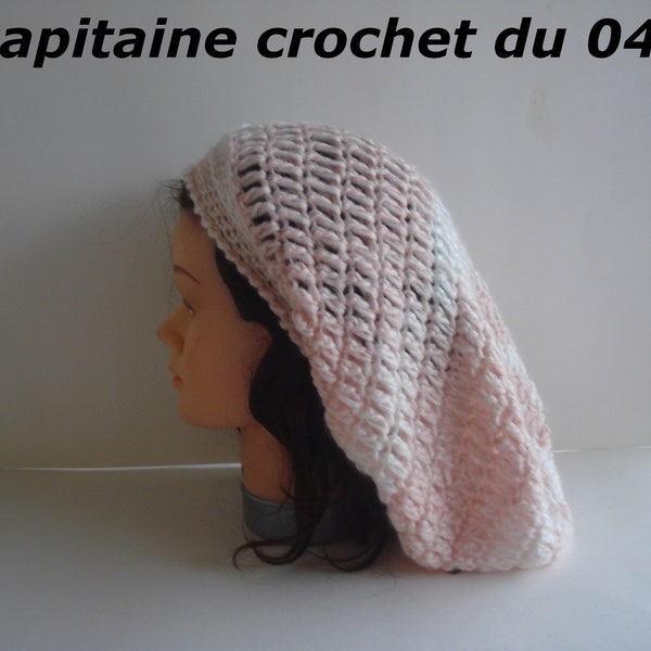 Bonnet retombant, rose, écru, en laine, au crochet fait main