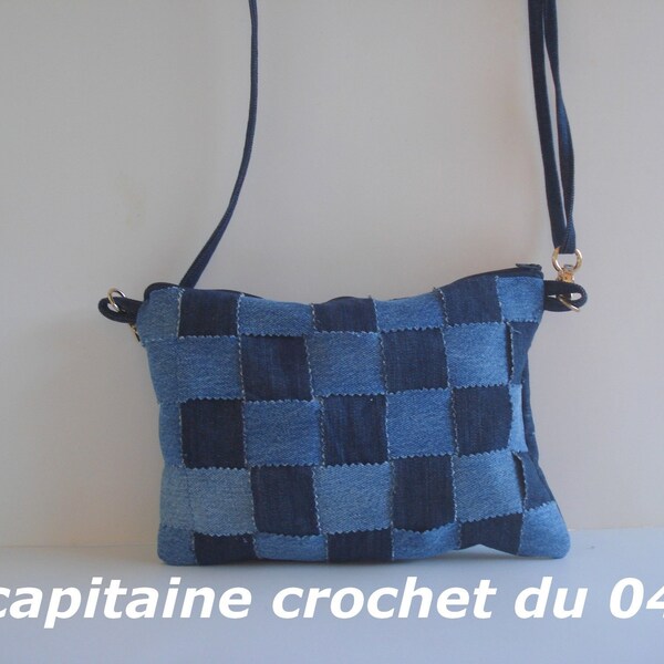 Pochette en jean recyclé patchwork, bleu, zippée, bandoulière réglable, fait main en jean