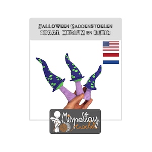 Op de afbeelding: Gehaakte Halloween paddenstoelen in paars, groen en blauw. De paddenstoelen hebben een grillig ontwerp met een puntige kap en een afgeronde basis. De afbeelding bevat de tekst "Halloween Paddestoelen Groot, Medium en Klein".