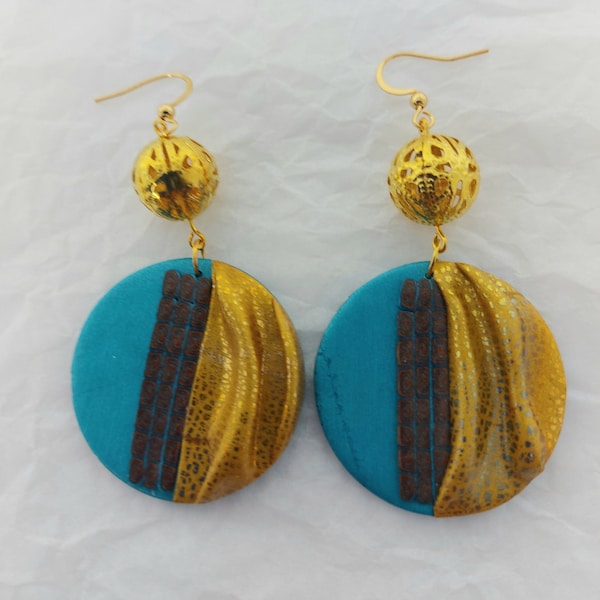 boucle d'oreilles rondes bleu turquoise et effet drapé doré, grosse perle légère dorée