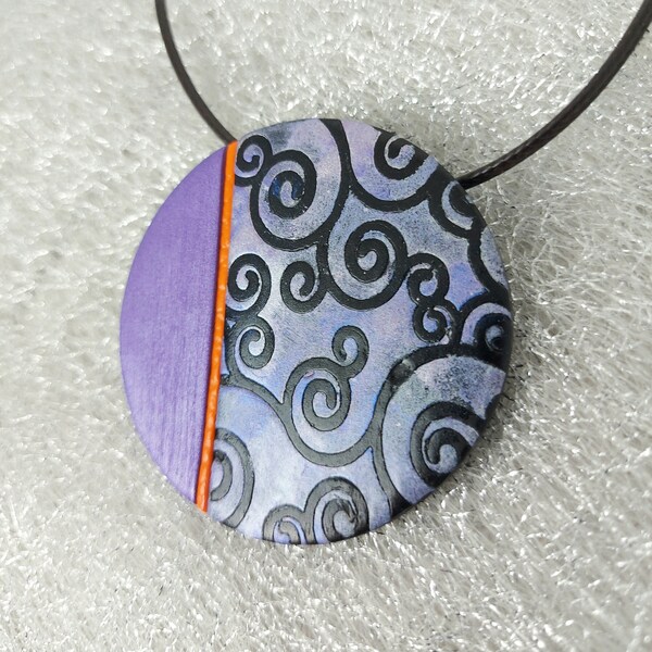 collier pendentif rond mauve irisé, violet, orange et noir, motif arabesques. bijou unique fait main. extrêmement léger :