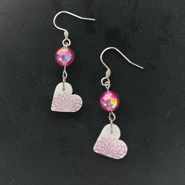 boucles coeur blanc et perle rose, très légères, faites main, motif fleur et finition brillant, pour une tenue décontractée ou plus habillée