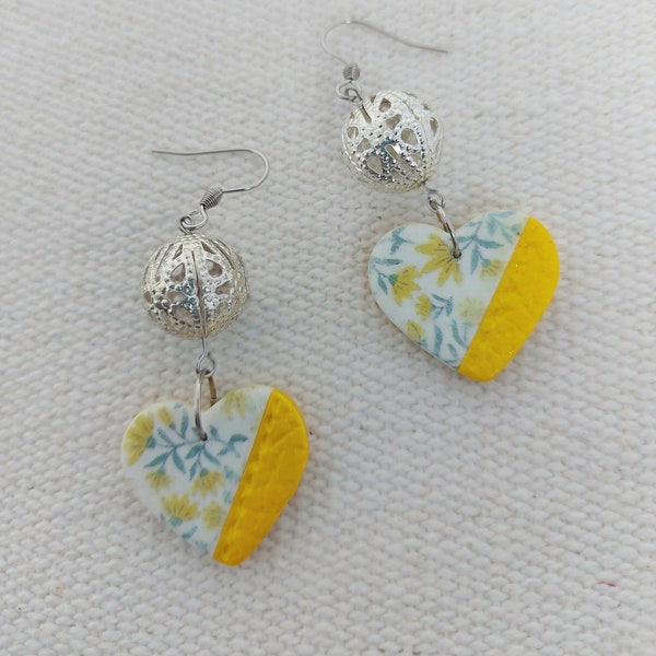 boucles d'oreille forme coeur, motif fleur et jaune citron, perle argentée en métal ajouré, toute légère