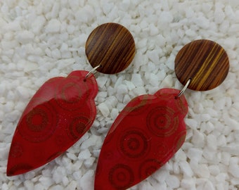 long green or red earrings, on stainless steel nail, wood and resin effect for a shiny finish, unique creations, very light