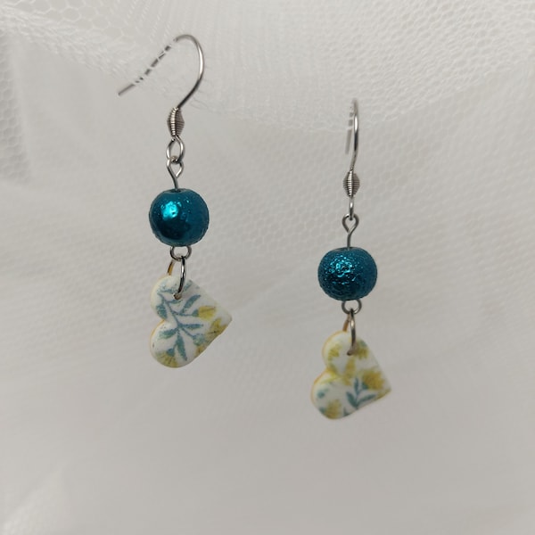 boucles d'oreille mini coeur jaune fleurs et perle bleu pétrole, couleurs printemps été, bijou unique fait-main, tout léger