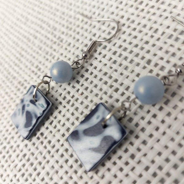 boucle d'oreilles mini carrées bleu marine et blanc, graphiques, perle bleu ciel satinées, toute légères, idéales pour petit visage