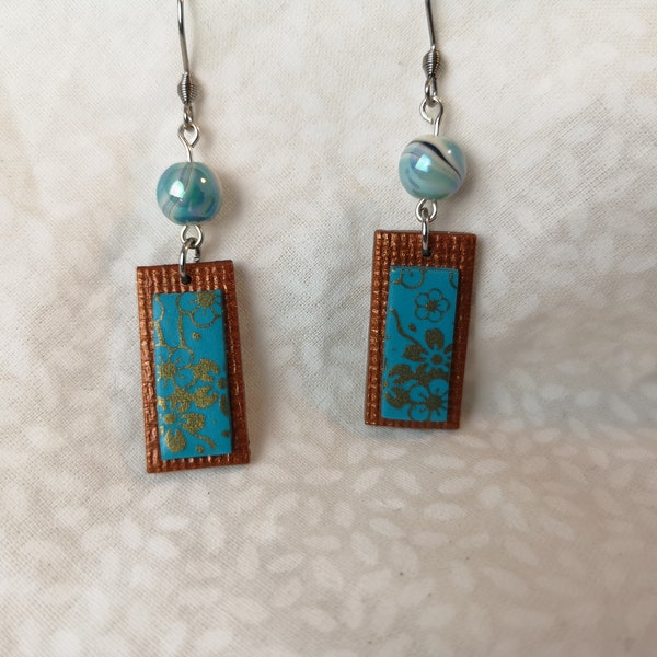 boucles d'oreilles rectangle fond cuivre, motif fleuri turquoise et or, toutes légères