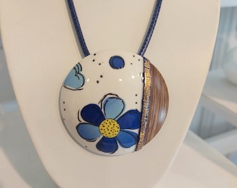 round pendant necklace with large colorful flowers, white, blue and gold, with wood pattern insert, large cord, unique and very light creation