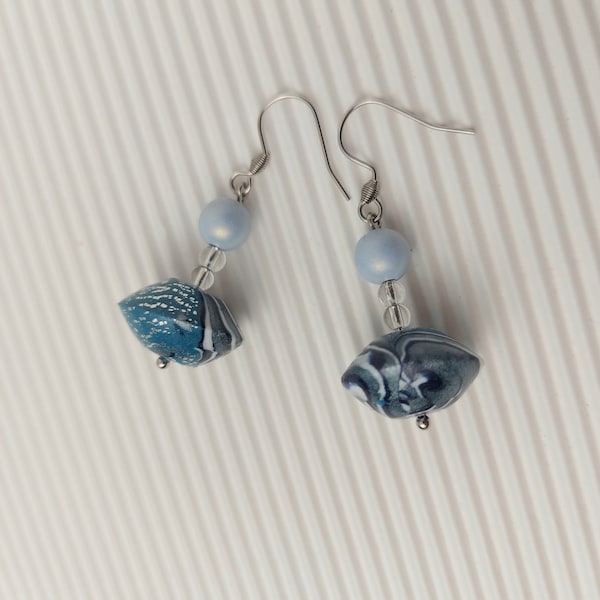 boucles d'oreille bleu et argent, perle satin; forme 3 D soucoupe originale, légère en argile polymère, crochet acier inox, création unique