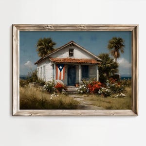 Puede incluir: Impresión artística enmarcada de una casa blanca con tejado de tejas rojas, puerta azul y bandera de Puerto Rico. Palmeras y flores coloridas rodean la casa. La obra de arte está sobre un cielo azul.