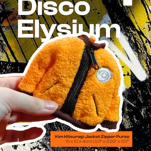 Op de afbeelding: Een oranje pluche ritsportemonnee in de vorm van een jasje, met een zwarte rits en bruine afwerking. De portemonnee heeft een wit geborduurd embleem en de tekst "Disco Elysium". Afmetingen: 13 x 10 x 4cm (5.11" x 3.93" x 1.57").