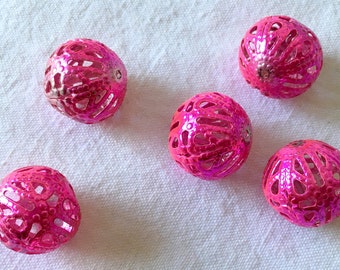 Un lot de perles rondes filigranées roses fuschia - 18mm. Grandes perles vintage roses légères. Perles pour bijoux DIY, ouvertes et creuses.