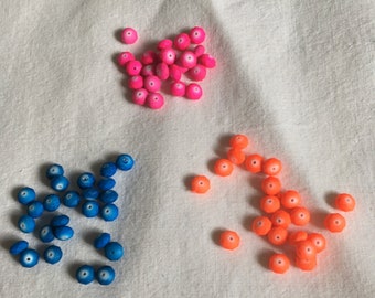 Lot de 10 perles en acryliques fluos oranges, rose ou bleues. Perles souples pour enfant. Perles à facettes plates. Perles palets.