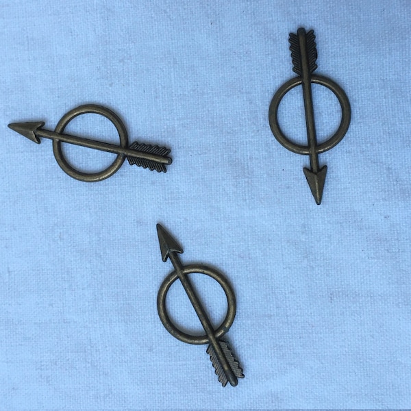 Lot de 3 breloques flèches en métal bonze. Breloques en métal en forme de flèches entourées. Breloques pour bijoux DIY, métal bronze.