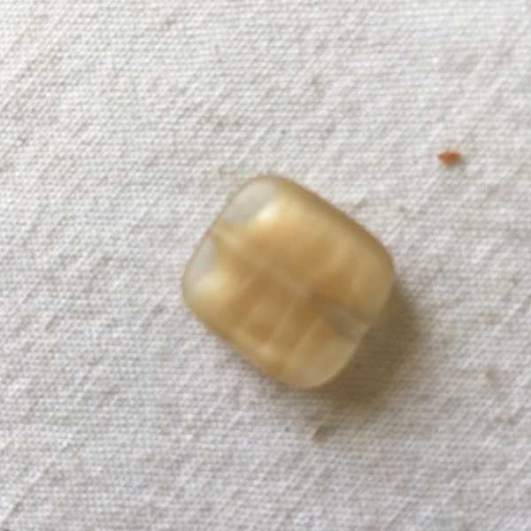 Une perle en verre dépoli carrée vintage, couleur beige- orange. Perle plate pour pendentif, ornement de bijoux DIY. Accessoire pour DIY.