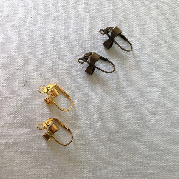 Une paire de dormeuses en métal bronze ou or. Supports de boucles d'oreille à noeud couleur au choix. Boucles fermées, pour bijoux DIY