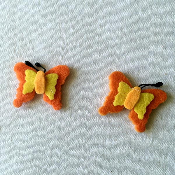 2 papillons oranges en feutrine. Papillon à coller en feutre. Embellissement pour décoration, scrapbooking. Décoration textile pour enfant.