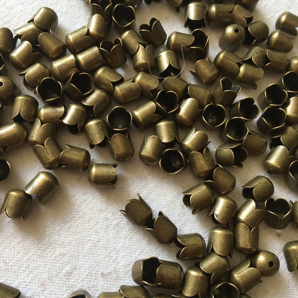 Lot de 10 coupelles pour cordons ou perles. Coupelles en métal bronze fleursd. Ornement pour perles, apprêt de finition pour bijoux DIY