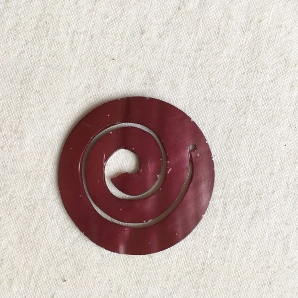 Pendentif artisanal rouge en coquillage rouge. Bijou en nacre rouge fait-main. Pendentif en spirale rouge brillant. Breloque en coquillage.