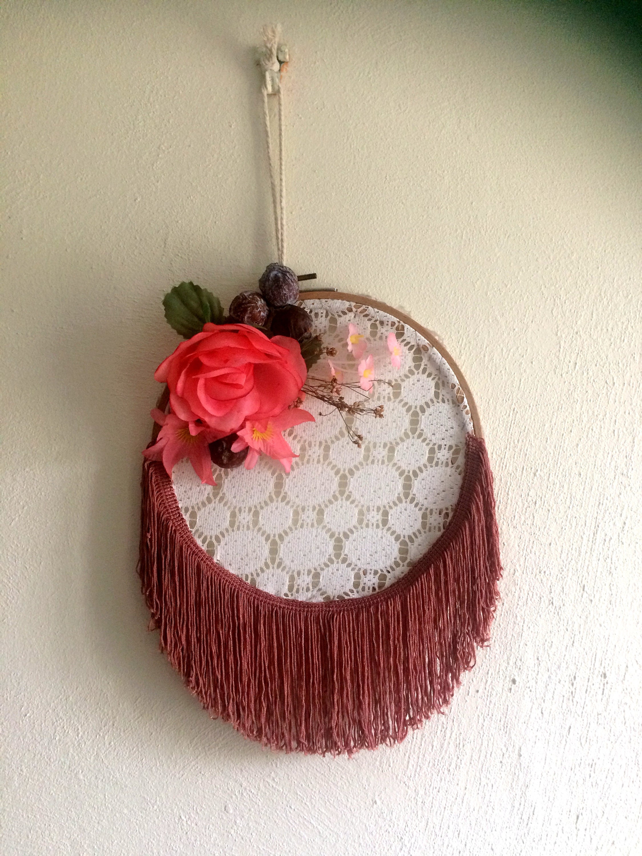 Capteur de Songes, Décoration Intérieure Bohème. Décoration Murale Vintage en Dentelle, Fleurs et Pa