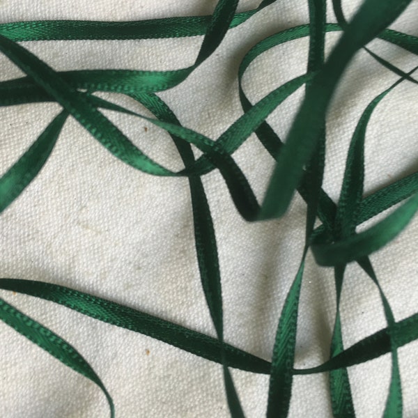 Un mètre de ruban vert en satin. Satin 3mm fin pour couture, décoration, bijoux DIY. Ruban en satin vert foncé pour créations artisanales