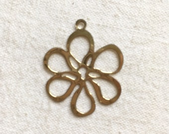 Un petit pendentif, breloque plate fleur dorée. Pendentif minimaliste doré en métal pour créations DIY. Accessoire pour bijoux doré brillant