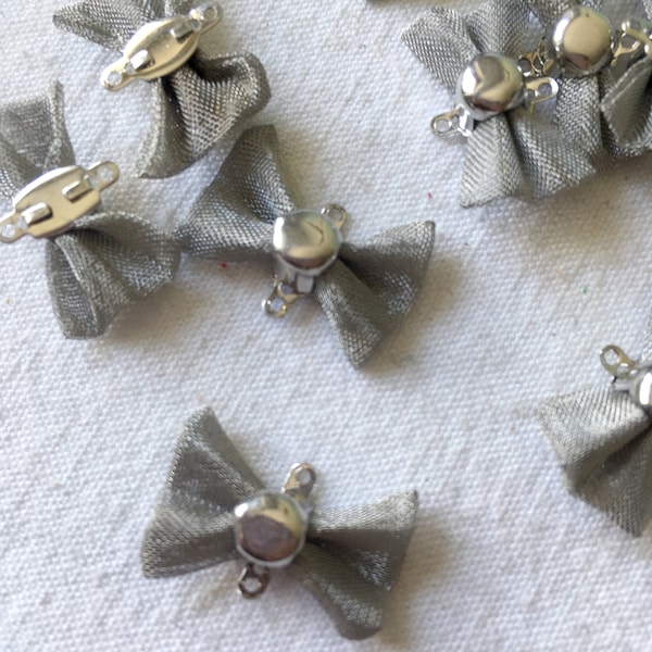 2 connecteurs en forme de nœuds en métal argent. Intercalaires en forme de nœuds romantiques. Apprêts pour bijoux, nœuds papillon.