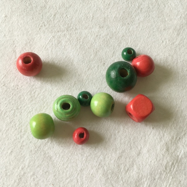 Lot of old green and red wooden beads; round and cubic beads. beads for children, DIY jewelry. Painted and varnished wooden beads.