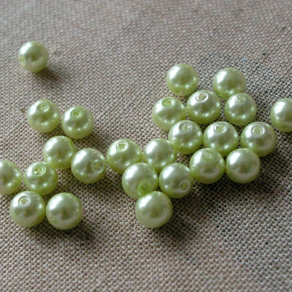 Lot de 10 perles en verre nacrées. Perles vert clair de diamètre 8mm.